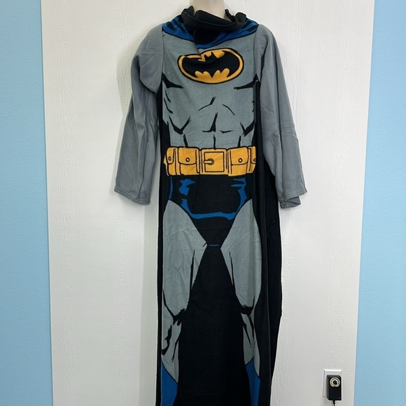 DC Comics - NWT Colorful Batman Wearable Blanket With Long Sleeves Onesize - Picture 2 of 12